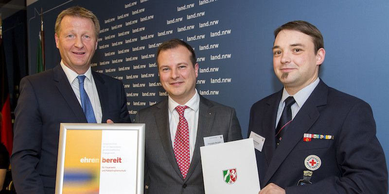 Innenminister Ralf Jäger verleiht NRW Förderplakette