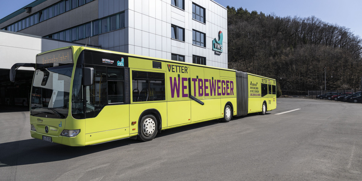 Einsteigen und die Welt bewegen! Gelenkbus der VWS strahlt in neuem VETTER Design
