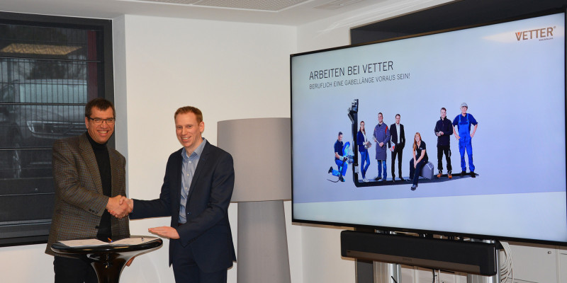 Shaking hands in Burbach - Berufskolleg Wirtschaft und Verwaltung und VETTER Group GmbH unterzeichnen Kooperationsvertrag!