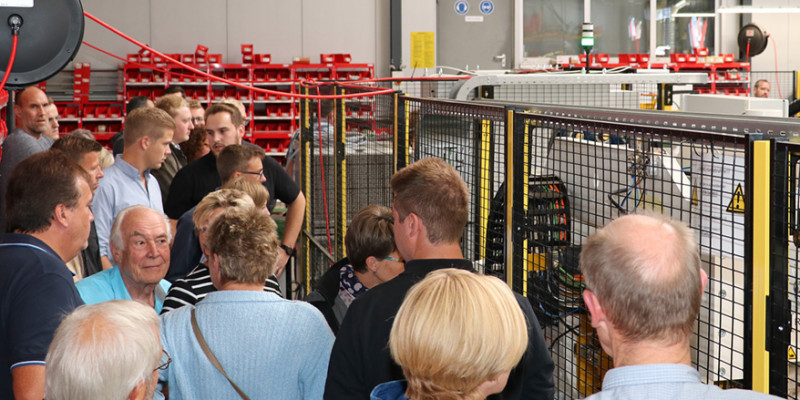 Schmallenberger Hightech-Maschinenbauer bringt 400 Gäste zum Staunen